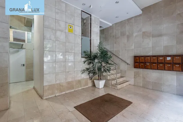 PISO JUNTO A HIPERCOR · ÚLTIMA PLANTA · MUCHA LUZ · ASCENSOR · METRO — 22
