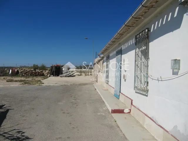 SE VENDE CASA CON TERRENO URBANO EN BARINAS (MURCIA)