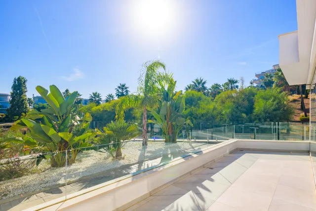 Impresionante vivienda de lujo en Benalmádena con vistas infinitas al Mediterráneo — 41