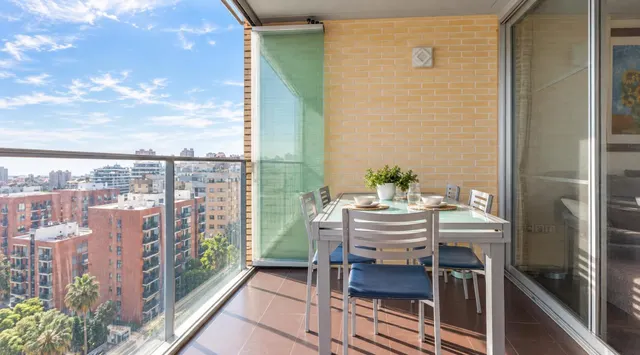 Planta 12, cuatro dormitorios y una terraza donde Valencia baja el volumen.!! — 3