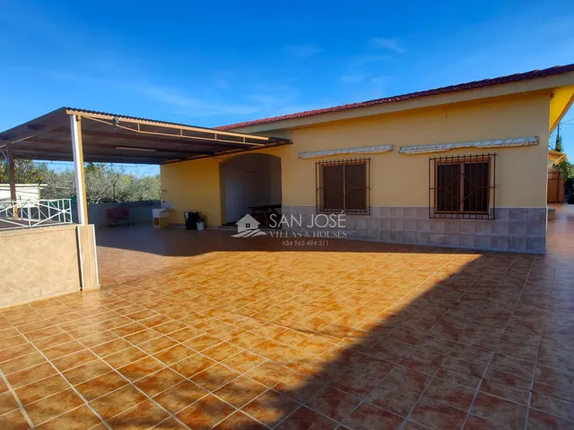 SE VENDE CHALET CON PISCINA EN MUY BUEN ESTADO EN ASPE ZONA DE UCHEL — 7