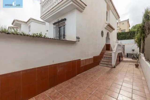 Casa independiente con piscina en La Zubia. — 36