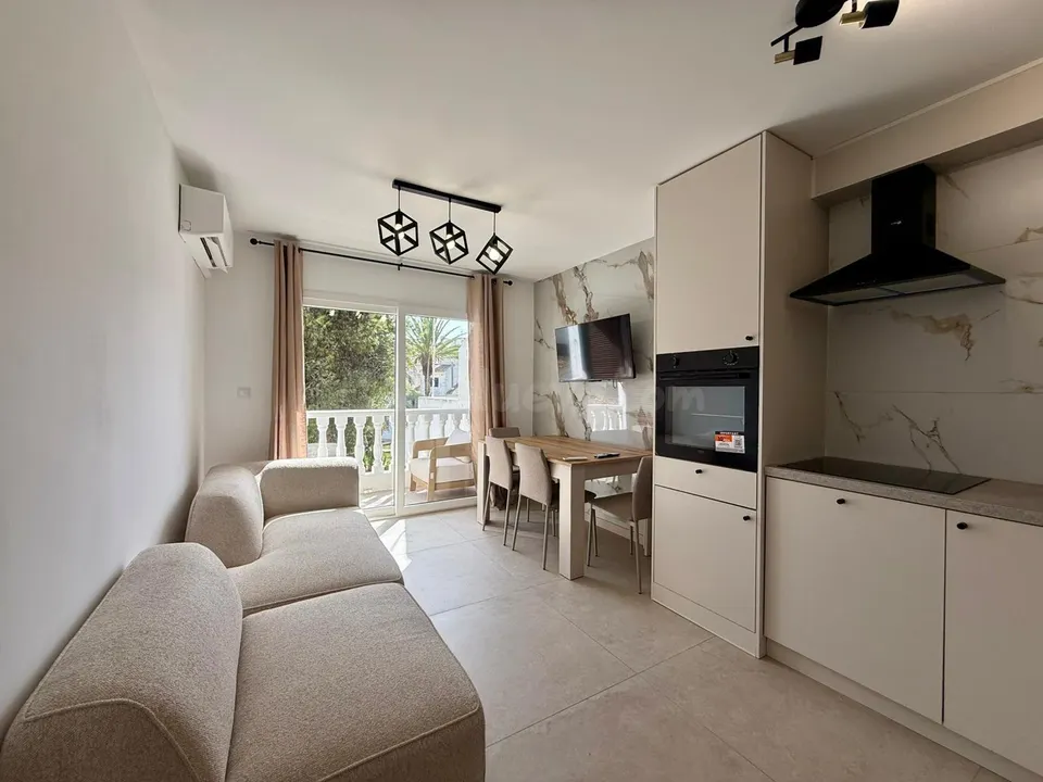 Apartamento reformado de 1 dormitorio con 3 piscinas en Calas Blancas