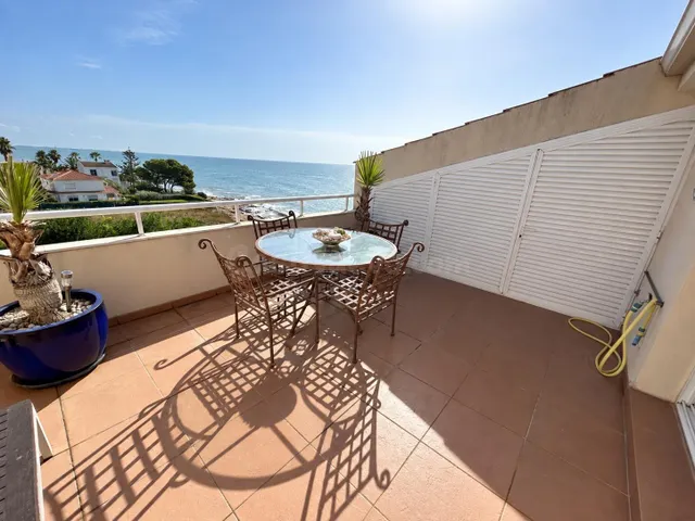 VIVIENDA CON IMPRESIONANTES VISTAS AL MAR Y PISCINA COMUNITA