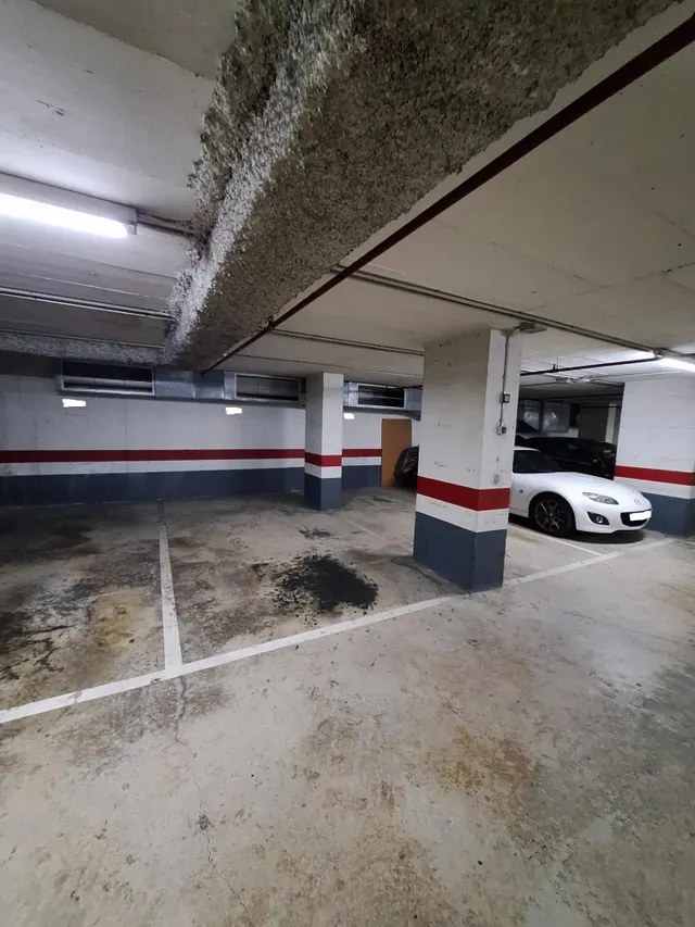 Plaza parking en complejo Mundet. — 4