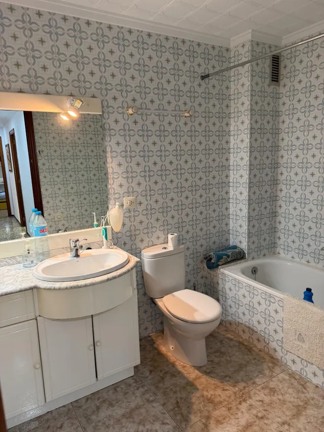 Piso con ascensor, 4 dormitorios, 2 baños, cocina 19 m2 con patio pisable, salon comedor, tres piezas a la calle. — 25