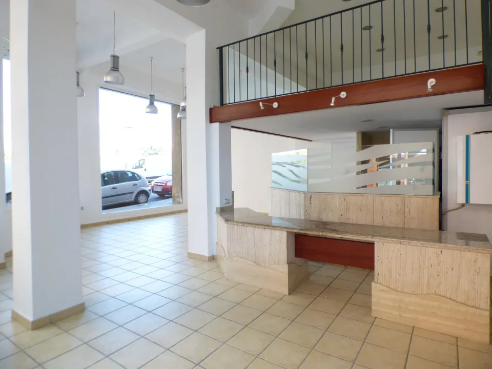 LOCAL TOTALMENTE ESQUINERO CON GRAN APARADOR EN ZONA DE PASO DE MANRESA EN VENTA
