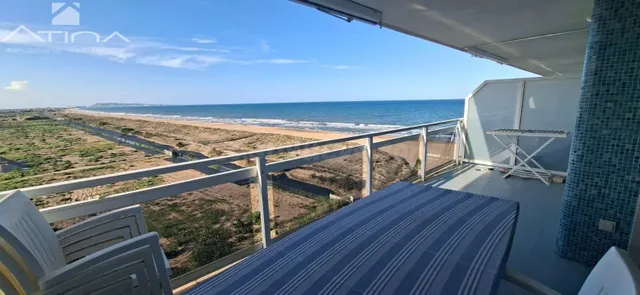 Ático de lujo en Playa de Gandia: vistas al mar, terraza panorámica y acceso directo a la playa en Residencial Aiguablava. — 3