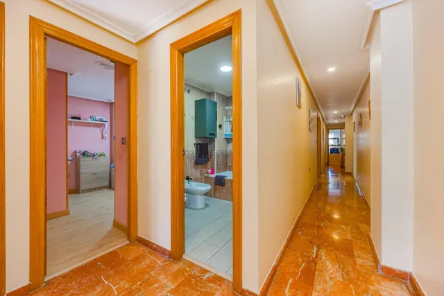 Amplio piso con 4 dormitorios, terraza y garaje en el centro de Torrevieja — 26