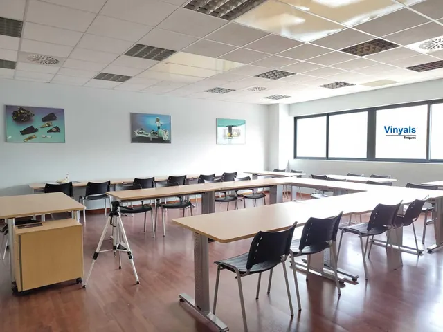Planta baja con oficinas y patios! - foto 3