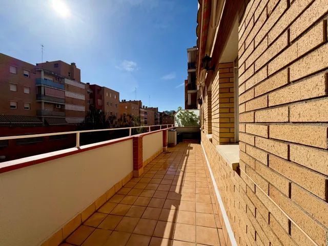Excelente piso de 4 habitaciones con terraza, plaza de garaje y trastero en Roc Blanc (Terrassa) — 16