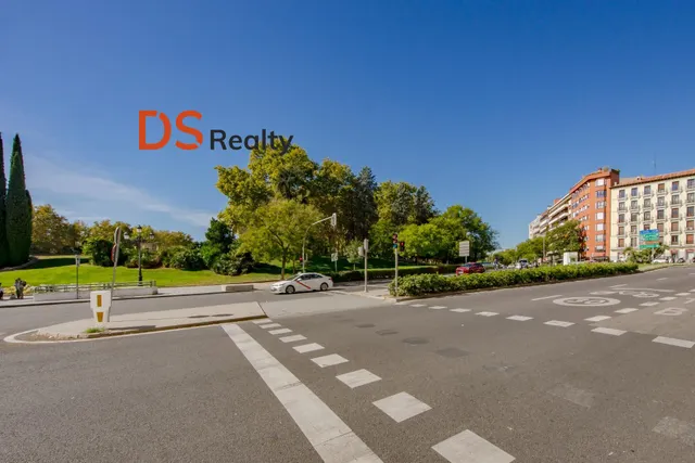 Ds realty presenta | vivienda exterior con tres balcones y terraza frente al templo de debod — 40