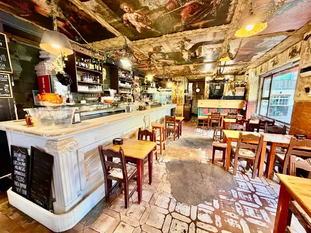 Espectacular Bar Restaurante en el centro urbano con una superficie de 200m2 distribuidos en una planta comercial de 110m2 más almacén de 90m22 — 10