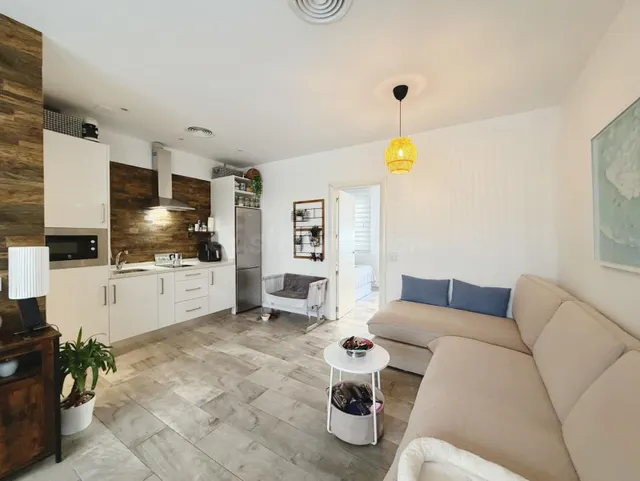 Apartamento de 1 dormitorio con licencia turistica en venta en La Carihuela, Torremolinos – 268.000 € — 2
