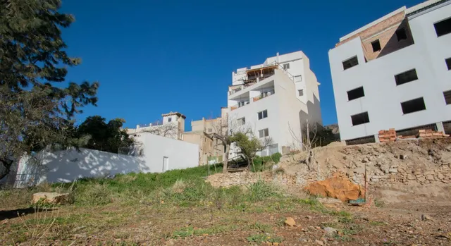 PARCELA URBANA EN LANJARON — 46