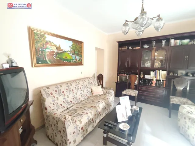Casa junto a Biblioteca, de dos plantas con fachada de casi  - foto 3
