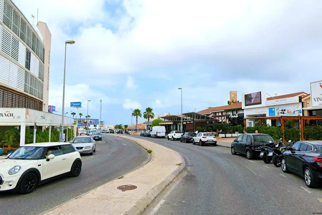 Planta baja moderna (aprox. 63 m2) con 2 dormitorios, 2 baños y amplia terraza/jardín. Gran zona de piscina, cerca del La Zenia Boulevard, ¡y a 15 minutos a pie de la Playa de La Zenia! — 46