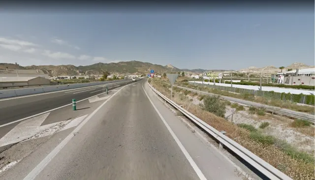 PARCELA CON ALMACENES Y FACHADA A AUTOVIA A7 - foto 2