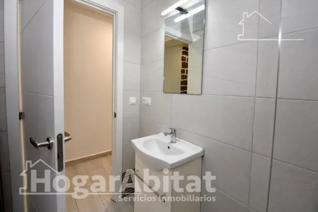 Exclusiva ubicación junto a la playa en este piso reformado con amplio balcón y ascensor en la Malvarrosa — 28