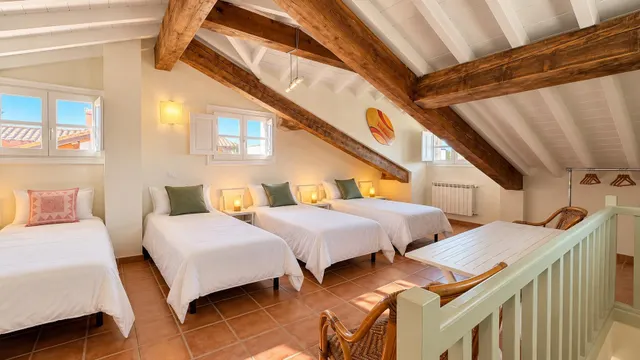 CHALET CON JARDIN Y GARAJE EN COMILLAS — 35