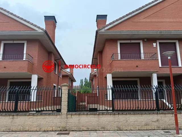 Exclusivo Chalet Pareado Junto al HUBU: Tu Oasis Urbano en Burgos — 2