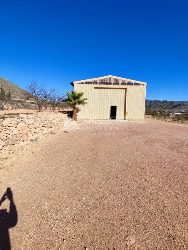 SE VENDE NAVE INDUSTRIAL EN LA ROMANA, SITUADA EN LAS CUEVAS