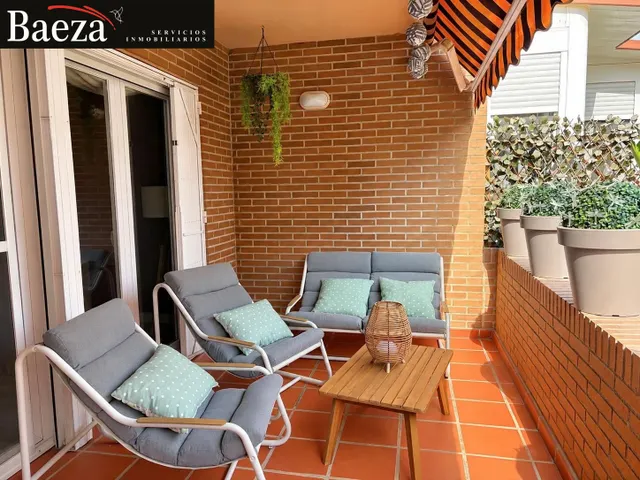 Bungalow totalmente reformado en venta, con piscina comunitaria, porche y garaje privado — 30