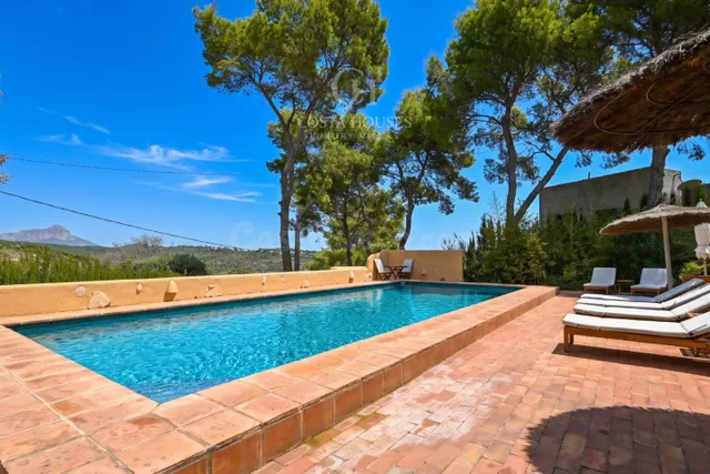 VILLA GRANADELLA · VISTAS AL MAR, NATURALEZA Y PRIVACIDAD EN - foto 3