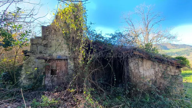 Terreno urbano de 1750 m2 con caserío a reformar en Menagara