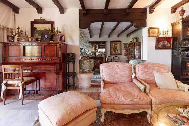 VENTA DE VILLA PAREADA EN EL CENTRO DE MARBELLA. 8 DORMITORIOS, JARDÍN CON PISCINA Y PARKING. — 24