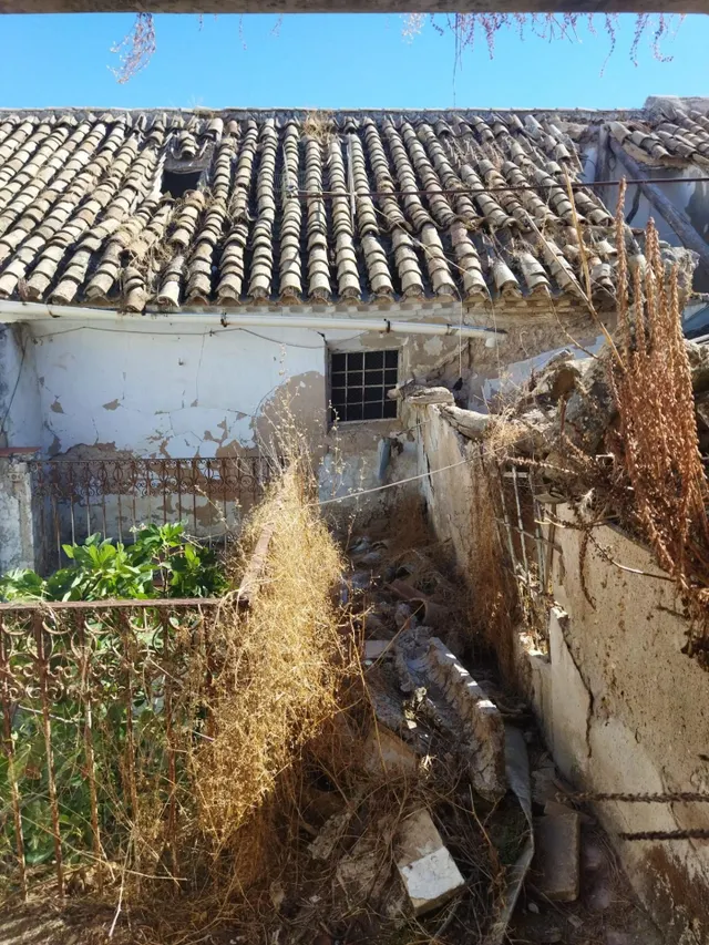 CASA PARA REFORMAR EN EL CENTRO DE BENAMEJI, SALE A LA VENTA