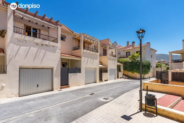 ADOSADA EN URBANIZACIÓN EN HUETOR VEGA — 47