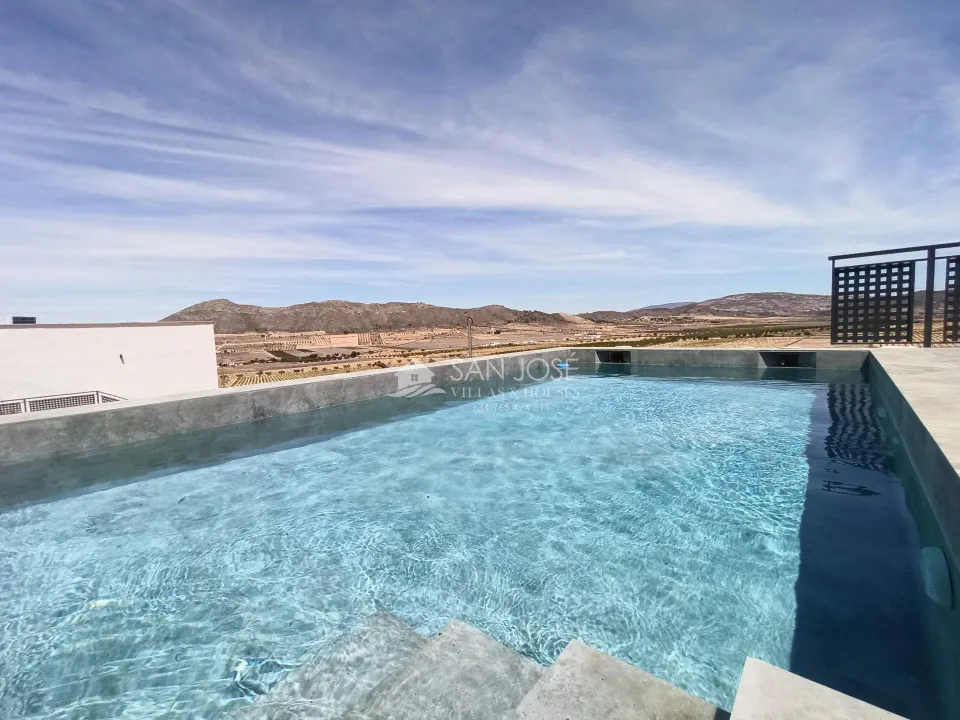 Se vende Villa con piscina en Cañada de la Leña