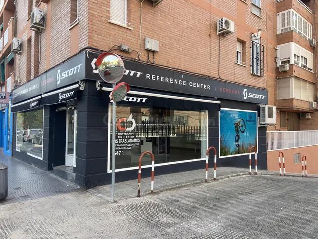 Local esquina top en Carlos III: máxima visibilidad para tu 