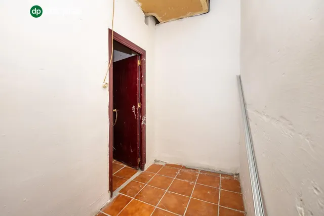 Local comercial junto a calle Alhamar. Ideal para oficina, despacho o almacén. Muy económico — 6