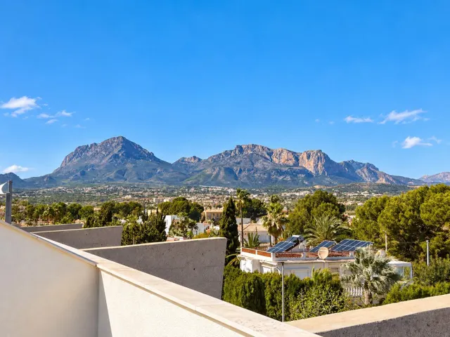 Preciosa casa de esquina con 3 dormitorios, amplia parcela privada y vistas panorámicas en Albir — 42