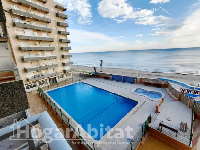 Vistas al mar en primera línea y terraza en este luminoso ap - foto 2