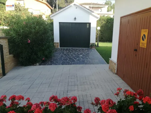 Casa independiente en parcela de 975 m2 con piscina — 9