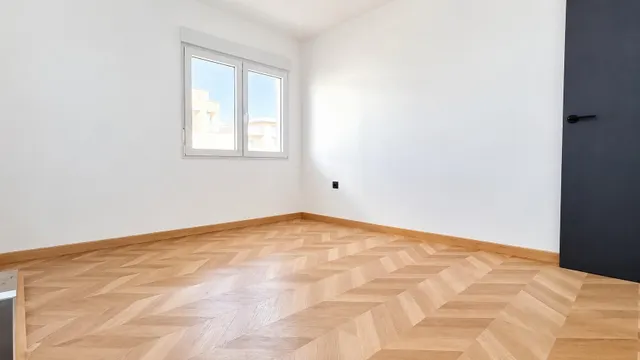 Apartamento reformado de 3 dormitorios con vistas al mar en el centro de Torrevieja — 6