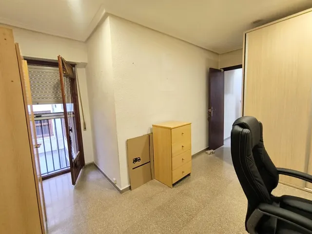 Amplio Piso en zona Plaza Crevillente con Ascensor — 25