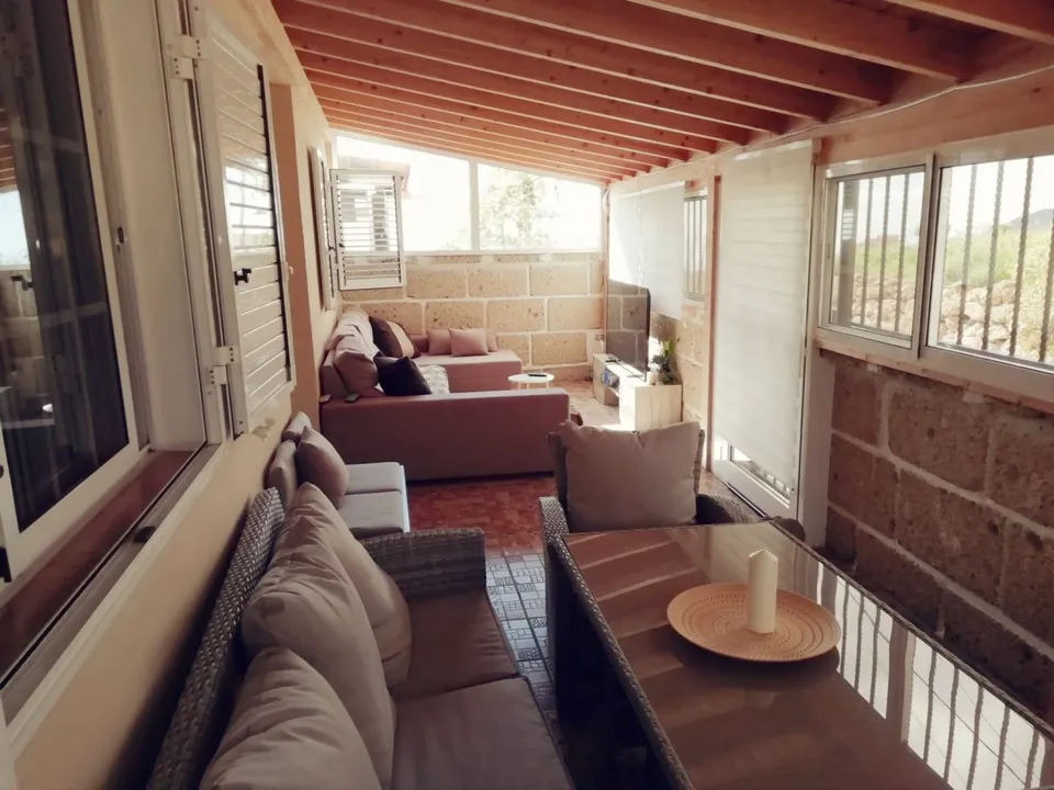 Casa independiente con terreno y vistas al mar y a la montaña