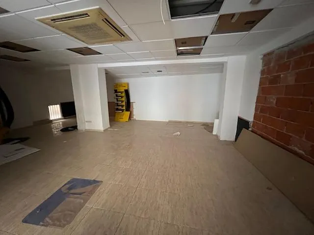 ALQUILER LOCAL COMERCIAL CETRICO  70M2. EN PLAZA ESCULTOR ROQUE LOPEZ