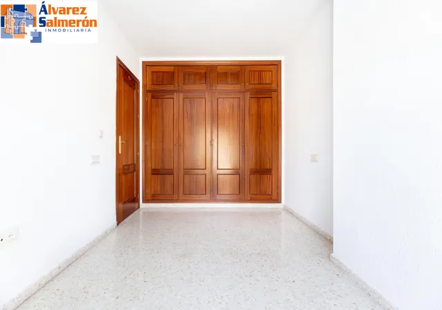 Vive en el corazón de Armilla: 4 dormitorios, patio, terraza y garaje — 13