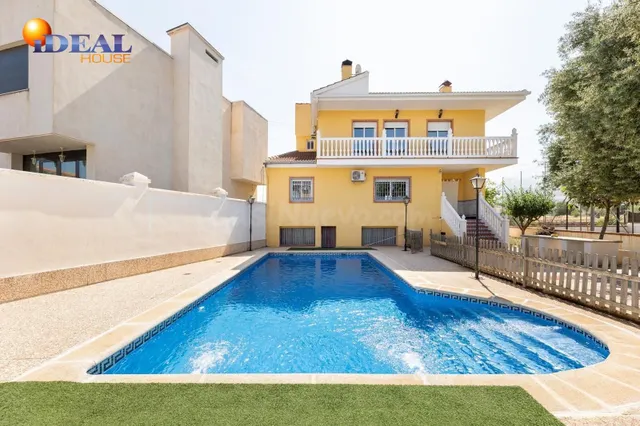 Amplio Chalet con piscina, pista deportiva y vistas en Ogíjares. — 2