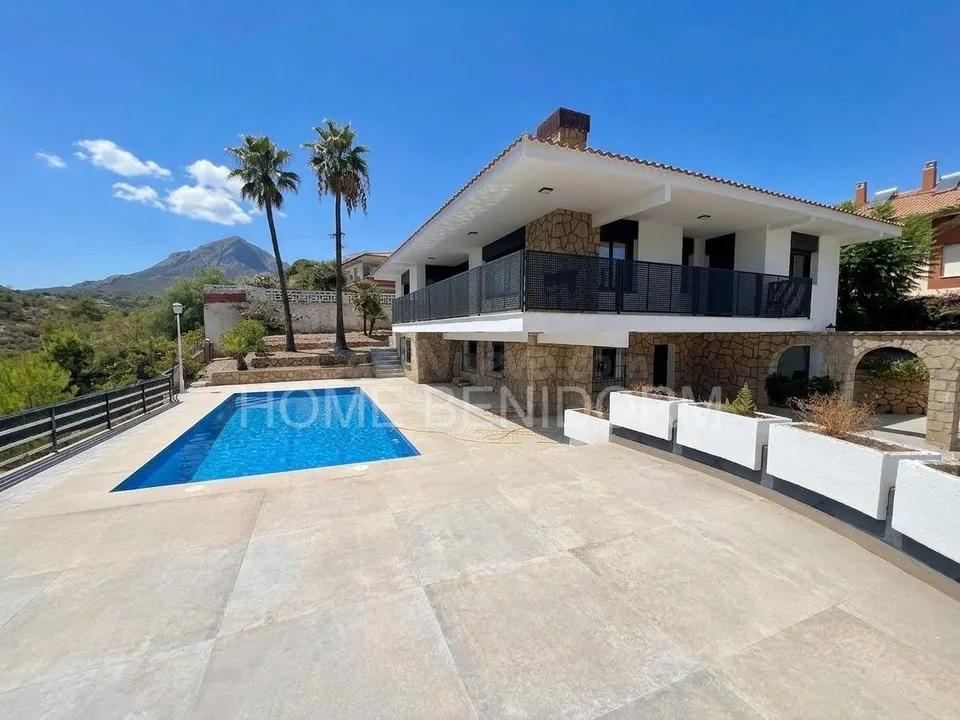 CHALET INDEPENDIENTE COMPLETAMENTE REFORMADO CON PISCINA, GARAJE Y VISTAS DESPEJADAS