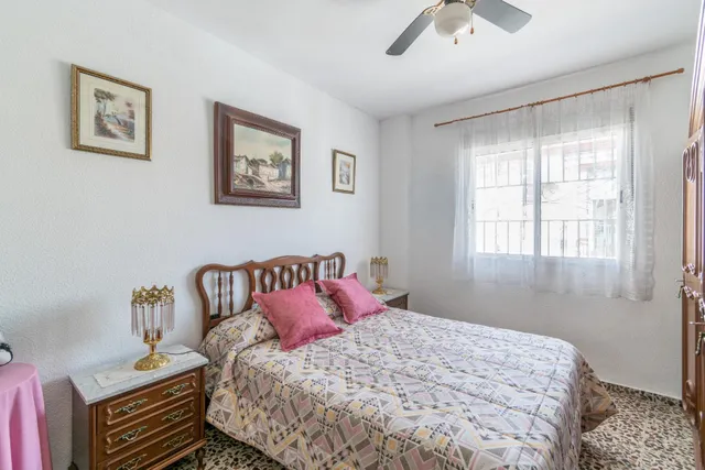 Gran Casa en Esquina en Atarfe – 4 Dormitorios, Piscina, Garaje y Espacio Comercial — 16