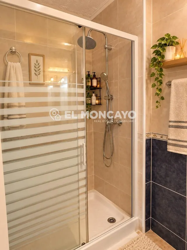 Fantástico apartamento con vistas laterales al mar en Punta Prima, Alicante, Costa Blanca — 16