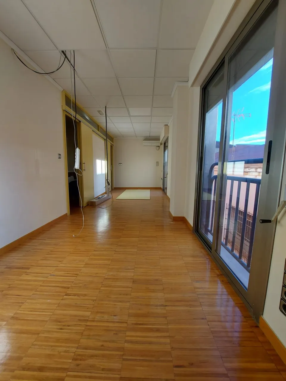 SE VENDE O ALQUILA LOCAL DE OFICINAS Y DESPACHOS EN BENIAJAN
