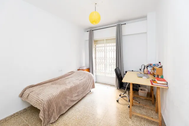 Venta de piso de 4 dormitorios y 2 baños en Granada (Zona Centro) — 14