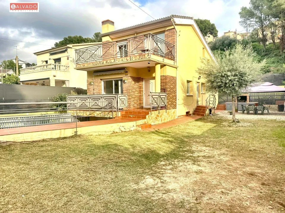 Casa con gran jardín, pérgola y barbacoa en Segur de Calafell !!